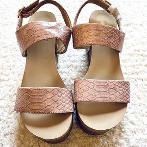 Volatile Pink Embossed Strappy Platform Sandals sz 9